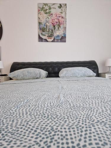 sypialnia z łóżkiem z niebiesko-białą kołdrą w obiekcie Guesthouse Irac w mieście Tuzla