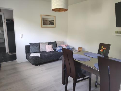 ein Wohnzimmer mit einem Tisch und einem Sofa in der Unterkunft Ferienwohnung Lange in Brilon