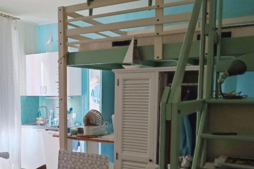 Cette chambre dispose de lits superposés et d'une échelle. dans l'établissement Cosy cocoon with 2 balconies and sea view, à Villers-sur-Mer