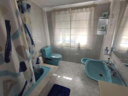 uma casa de banho com uma banheira, um WC e um lavatório. em Alquiler vacacional. A de Casas em Sanxenxo