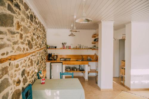 サモトラキにあるThe apricot tree studioの石壁のキッチン&ダイニングルーム