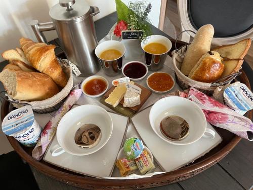 un vassoio di cibo con pane e tazze di caffè di Les Nord’mandines a Trouville-sur-Mer