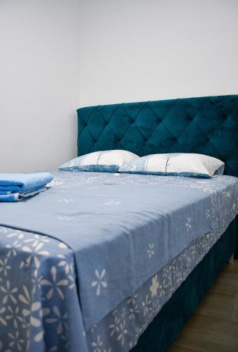 Ein Bett oder Betten in einem Zimmer der Unterkunft Raj
