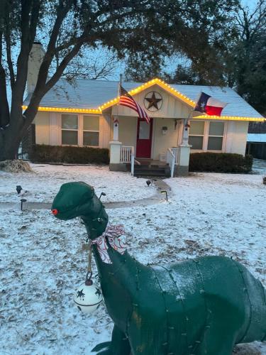 Pet Friendly Graham 2 Bedroom Home Christmas 365 at The Mistletoe Farm зимой