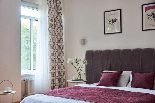 Llit o llits en una habitació de Best Apartments on Kyryla & Mefodia