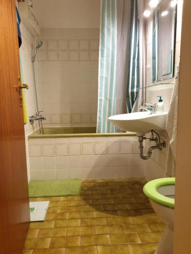 ミュンヘンにあるOktoberfestのバスルーム(洗面台、トイレ、バスタブ付)