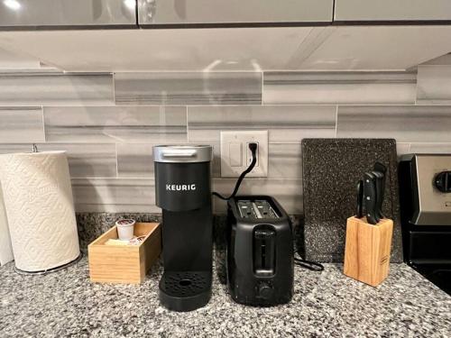eine Küchentheke mit einer Kaffeemaschine und einer Kreme Espressomaschine in der Unterkunft 508 Urban Lifestyle king bed APT in Center CITY in Philadelphia