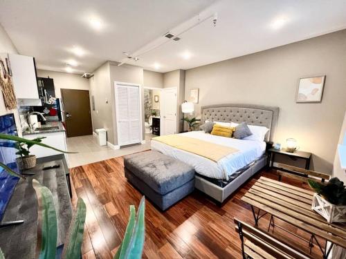 Schlafzimmer mit einem Bett und einer Ottomane in der Unterkunft 508 Urban Lifestyle king bed APT in Center CITY in Philadelphia
