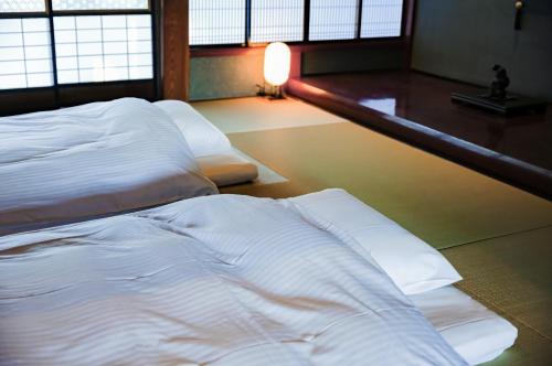 2 Betten auf dem Boden in einem Zimmer in der Unterkunft Eternal Inn Furafu - Vacation STAY 61850v in Minamiechizen