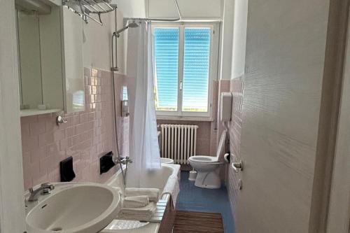 bagno con lavandino e servizi igienici di - Chalet Urbano - a Fano
