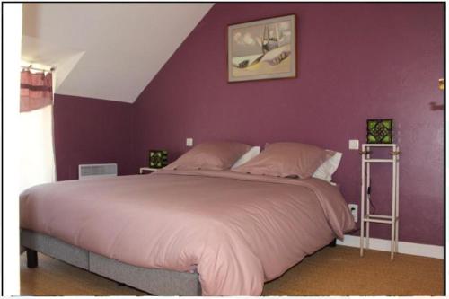 1 dormitorio con 1 cama grande y pared morada en Le Pilori en Saint-Jacut-les-Pins