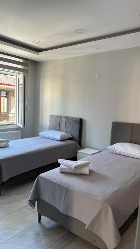 2 Betten nebeneinander in einem Zimmer in der Unterkunft SISMAN’S in Soğuksu