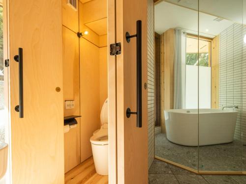 łazienka z wanną i toaletą w obiekcie Nordisk Hygge Circles Ugakei - Vacation STAY 75200v w mieście Komono