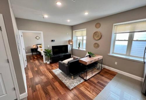 Χώρος καθιστικού στο 501 Cozy and Comfy 1BR apartment in center city