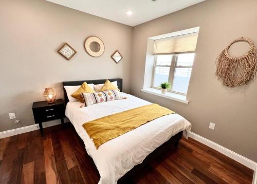 ein Schlafzimmer mit einem großen Bett und einem Fenster in der Unterkunft 501 Cozy and Comfy 1BR apartment in center city in Philadelphia