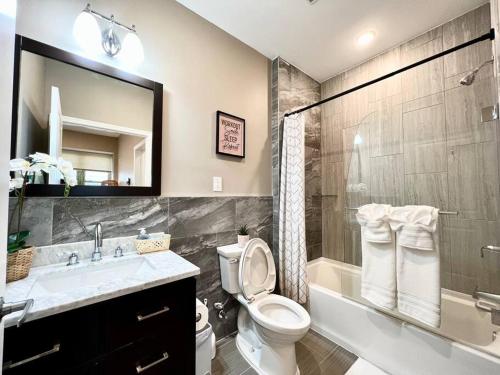 łazienka z toaletą, umywalką i wanną w obiekcie 501 Cozy and Comfy 1BR apartment in center city w Filadelfii