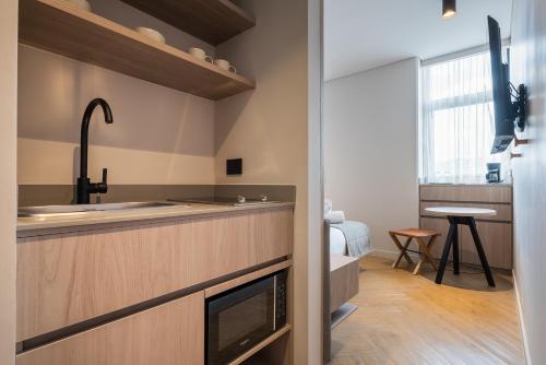 una cocina con fregadero y encimera en Nakúa Stay & Work Hotel, en Medellín