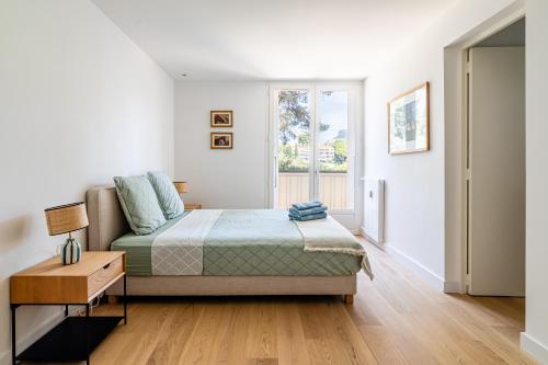 a bedroom with a bed and a window at Bèn-vengu par Dodo-à-Cassis in Cassis