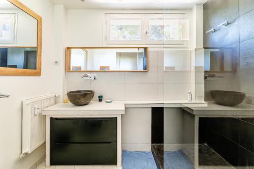 a bathroom with two sinks and two mirrors at Bèn-vengu par Dodo-à-Cassis in Cassis