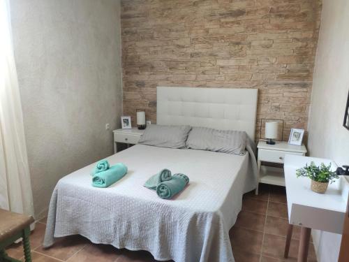 1 dormitorio con 1 cama con 2 almohadas en Apartamento Fez playa de la barrosa, en Chiclana de la Frontera