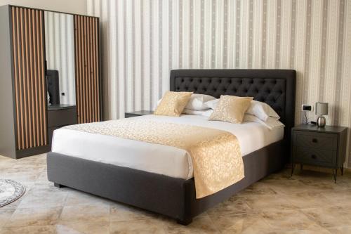Una cama o camas en una habitación de Lifestyle and Suites