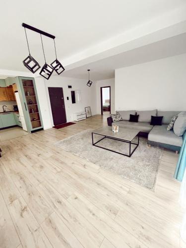 sala de estar con sofá y mesa en NS apartment 2, en Cluj-Napoca
