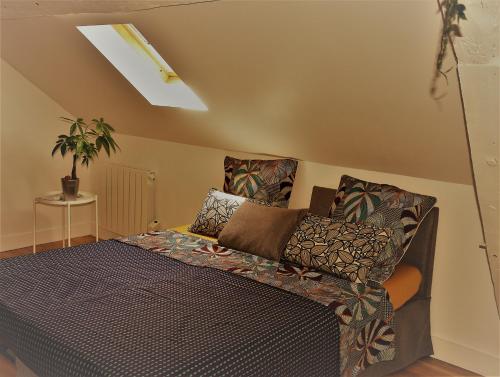 sala de estar con sofá y planta en Quiétude au Bord de Loire. en Orléans