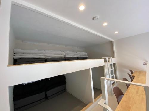 Habitación con mesa y estante con toallas en THE LAND HOTEL - Vacation STAY 89418v, en Arao
