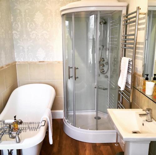 uma casa de banho com um chuveiro e um lavatório. em Chatton Park House Adult Only em Chatton