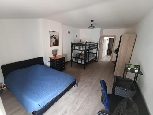 - une chambre avec un lit bleu et une chaise dans l'établissement barbacane, à Carcassonne