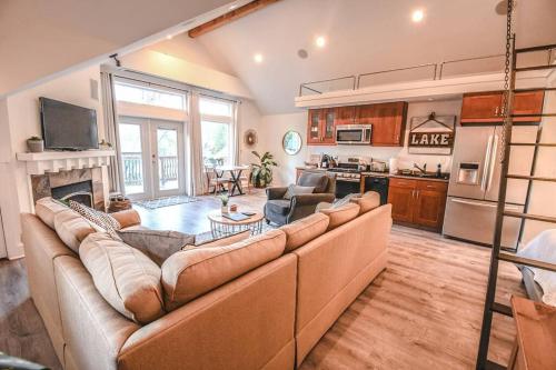 uma sala de estar com um sofá grande e uma cozinha em Beautiful Lakeside Loft em Poulsbo