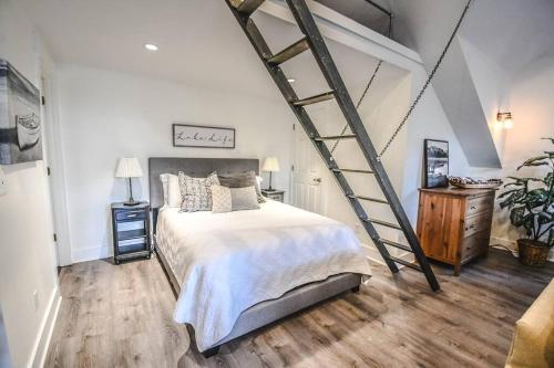 um quarto com uma cama grande e uma escada em Beautiful Lakeside Loft em Poulsbo