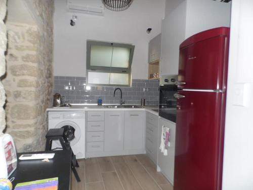 cocina con nevera roja y fregadero en Villa ALONIA en Kalamata