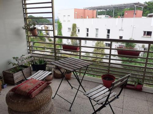 einen Balkon mit einem Tisch und Stühlen in der Unterkunft Appartement à 15 min de l'océan in Bayonne