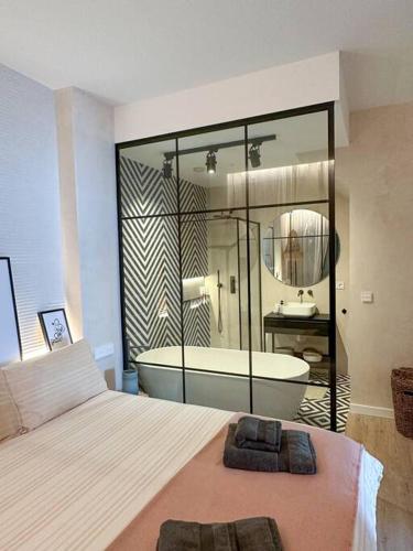 Ένα μπάνιο στο Ático Superior con Terraza Vistas Jacuzzi y Wifi - Poniente Penthouse