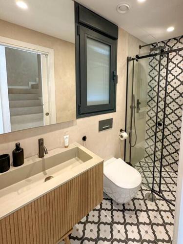 Ένα μπάνιο στο Ático Superior con Terraza Vistas Jacuzzi y Wifi - Poniente Penthouse