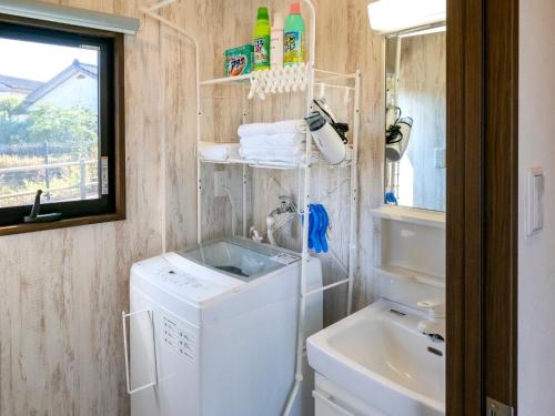 uma máquina de lavar roupa e um lavatório na casa de banho em Another sky - Vacation STAY 90163v em Miyazaki