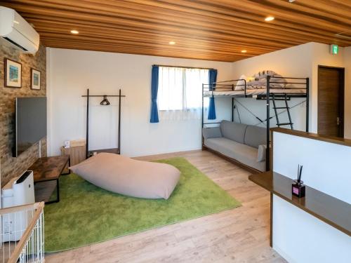 - un salon avec un canapé et des lits superposés dans l'établissement Another sky - Vacation STAY 90163v, à Miyazaki