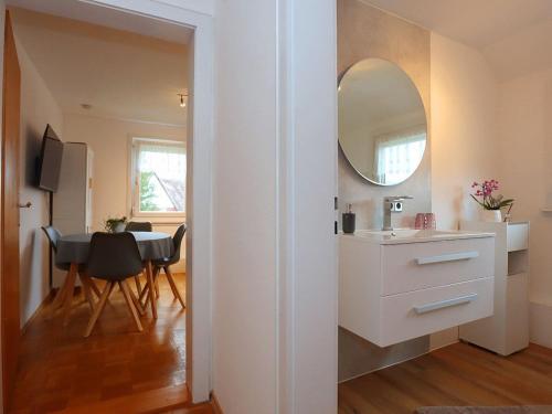 eine Küche und ein Esszimmer mit einem Tisch und einem Spiegel in der Unterkunft Cosy and lovingly furnished apartment in the Black Forest in Villingen-Schwenningen