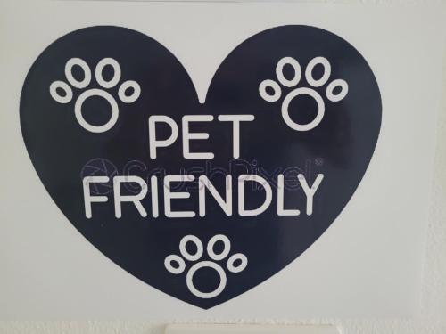 a heart with a pet friendly sign on it at Casa Mara in Chioggia