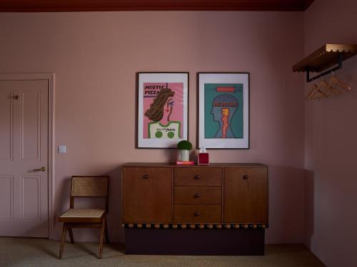 um quarto com uma cómoda e duas fotografias na parede em Margate House em Kent