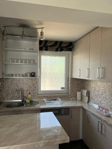 una cucina con lavandino e finestra di Green house Rakovica 