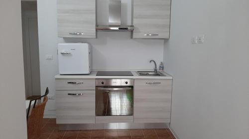 a small kitchen with a sink and a refrigerator at Dimora Chiara in SantʼAngelo