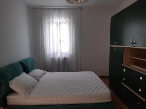 ein kleines Schlafzimmer mit einem Bett und einem Fenster in der Unterkunft Dimora Chiara 