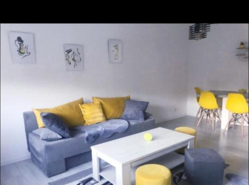 - un salon avec un canapé, une table et des chaises dans l'établissement Central Modern Apartment Sarajevo, à Sarajevo