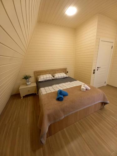 una camera da letto con un letto con un animale di peluche blu sopra di Villa NR in Gabala a Gabala