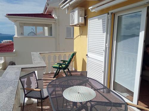 d'une terrasse avec une table et des chaises sur un balcon. dans l'établissement Jardas Sveti Petar Apartman, à Sveti Petar