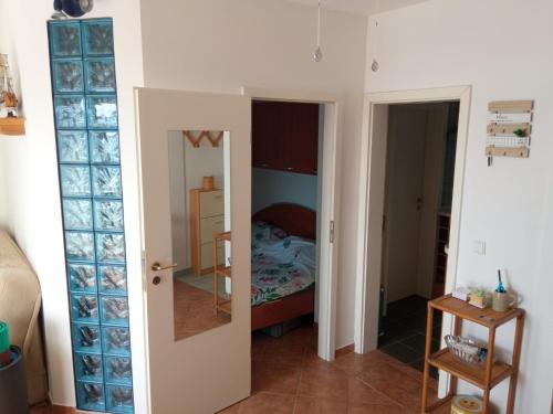 Cette petite chambre comprend un lit et un miroir. dans l'établissement Jardas Sveti Petar Apartman, à Sveti Petar