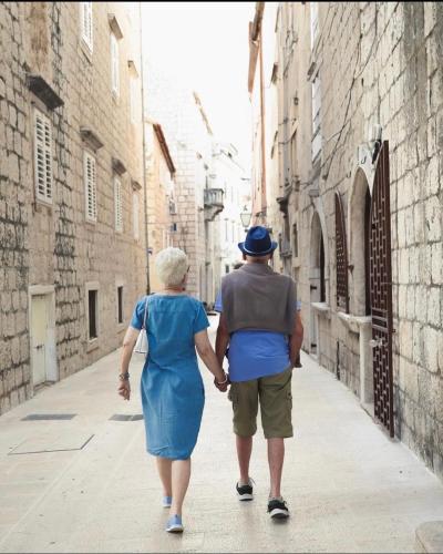 a man and a woman walking down a alley at Ellamar City Center Apartment in Makarska