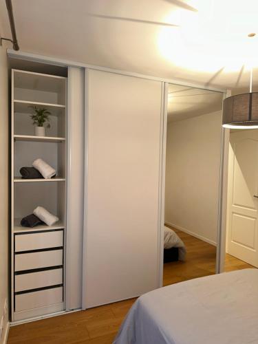 un placard avec une porte coulissante dans une chambre dans l'établissement Cosy, appartement refait à neuf limite 16, à Boulogne-Billancourt